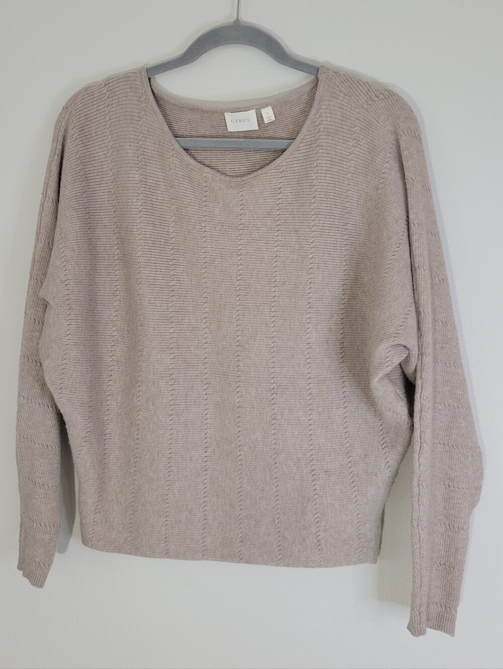 Cyrus Women Size S Scoopneck Knit Sweater in Light Taupe